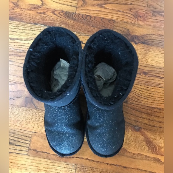 Girls Sparkling Black Ugg Boots Classic II
Size 2
Smoke Free Home
Bundle… - Picture 10 of 16